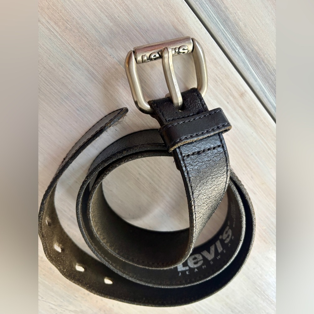 Men’s Black Levi’s Belt with Black Stitching & Silver Buckle: Size: 38/95